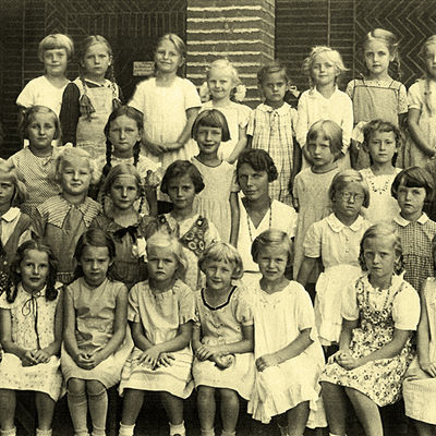 Foto aus dem Jahr 1935 einer Mädchenklasse