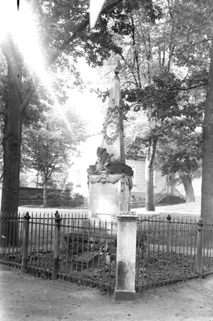 Im Park - Grabmal für Ewald Christian von Kleist