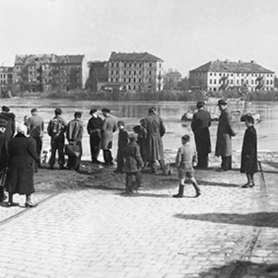 Blick von Frankfurt über die Reste der am 19. April 1945 gesprengten Oderbrücke nach Słubice