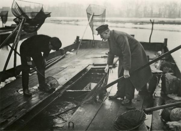 Schwarz-Weiß-Aufnahme zweier Fischer bei Frankfurt (Oder